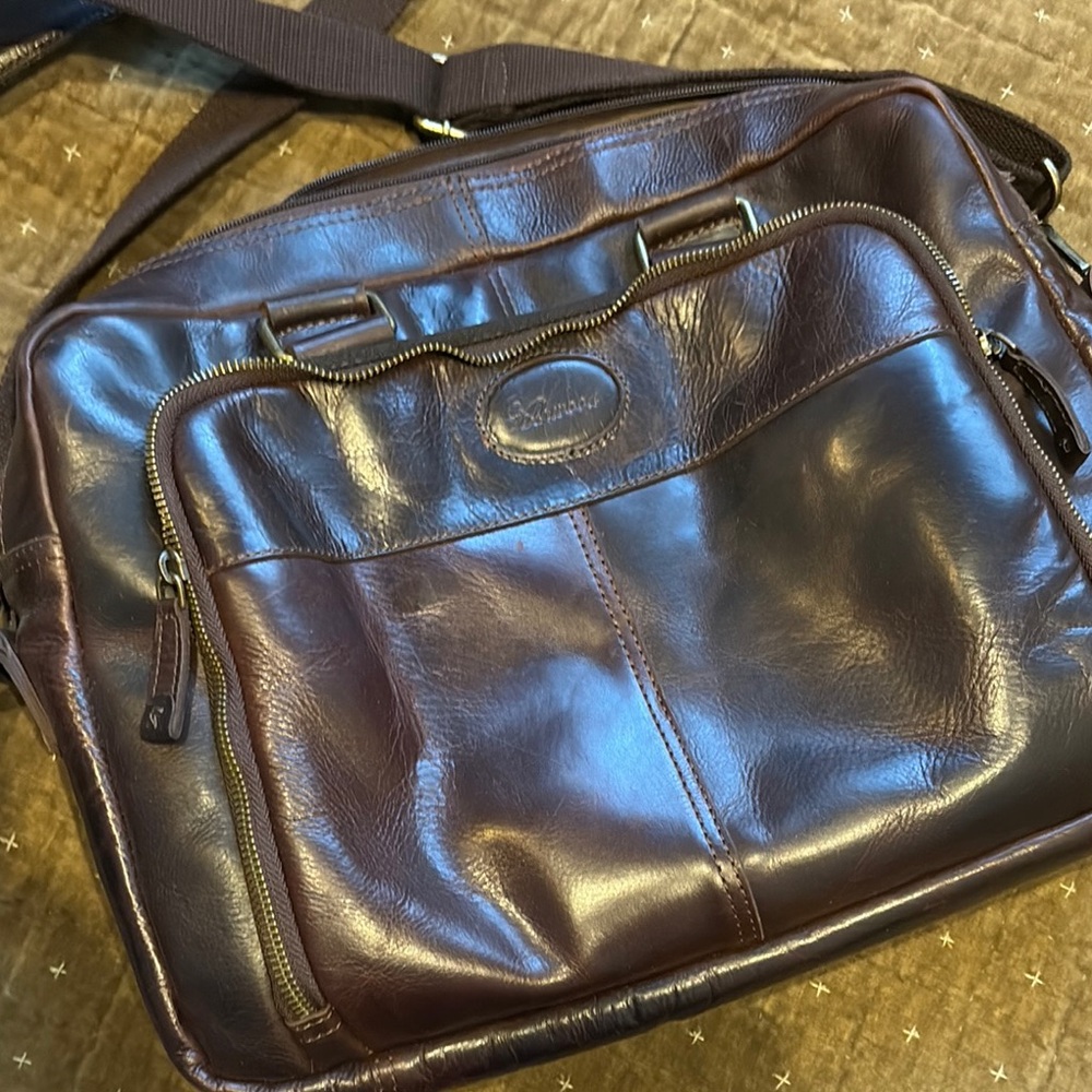 Classic Brown Leather Messenger Bag with Structured Design